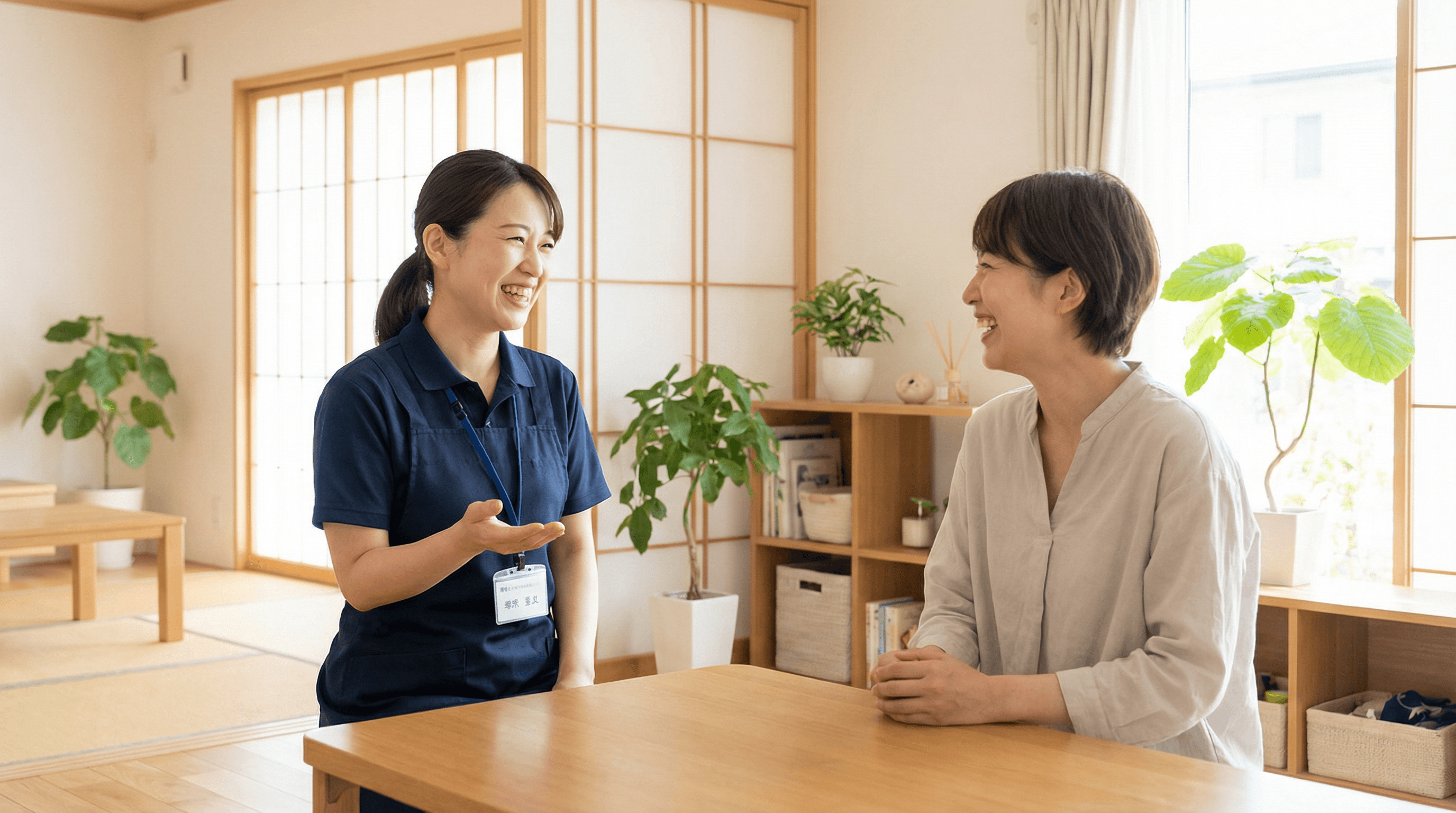 スタッフが笑顔でお客様と話している様子